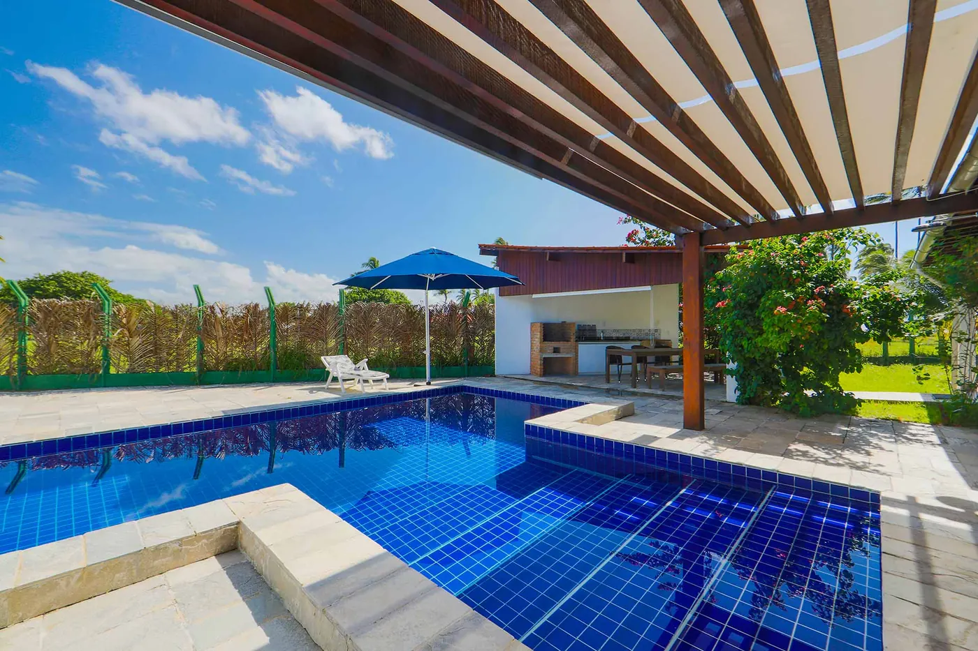 Villa com Piscina Privativa — piscina, ombrelone e churrasqueira