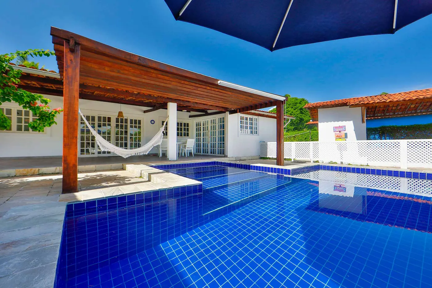 Villa com Piscina Privativa — piscina e varanda com rede