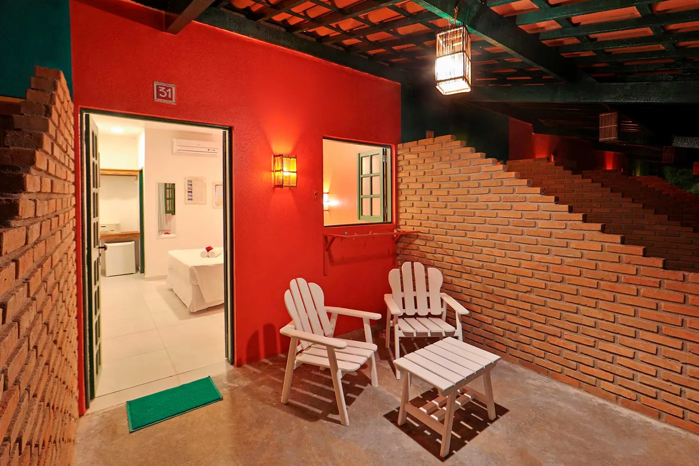Duplo Econômico Vista Mar — varanda do bangalô vermelho à noite