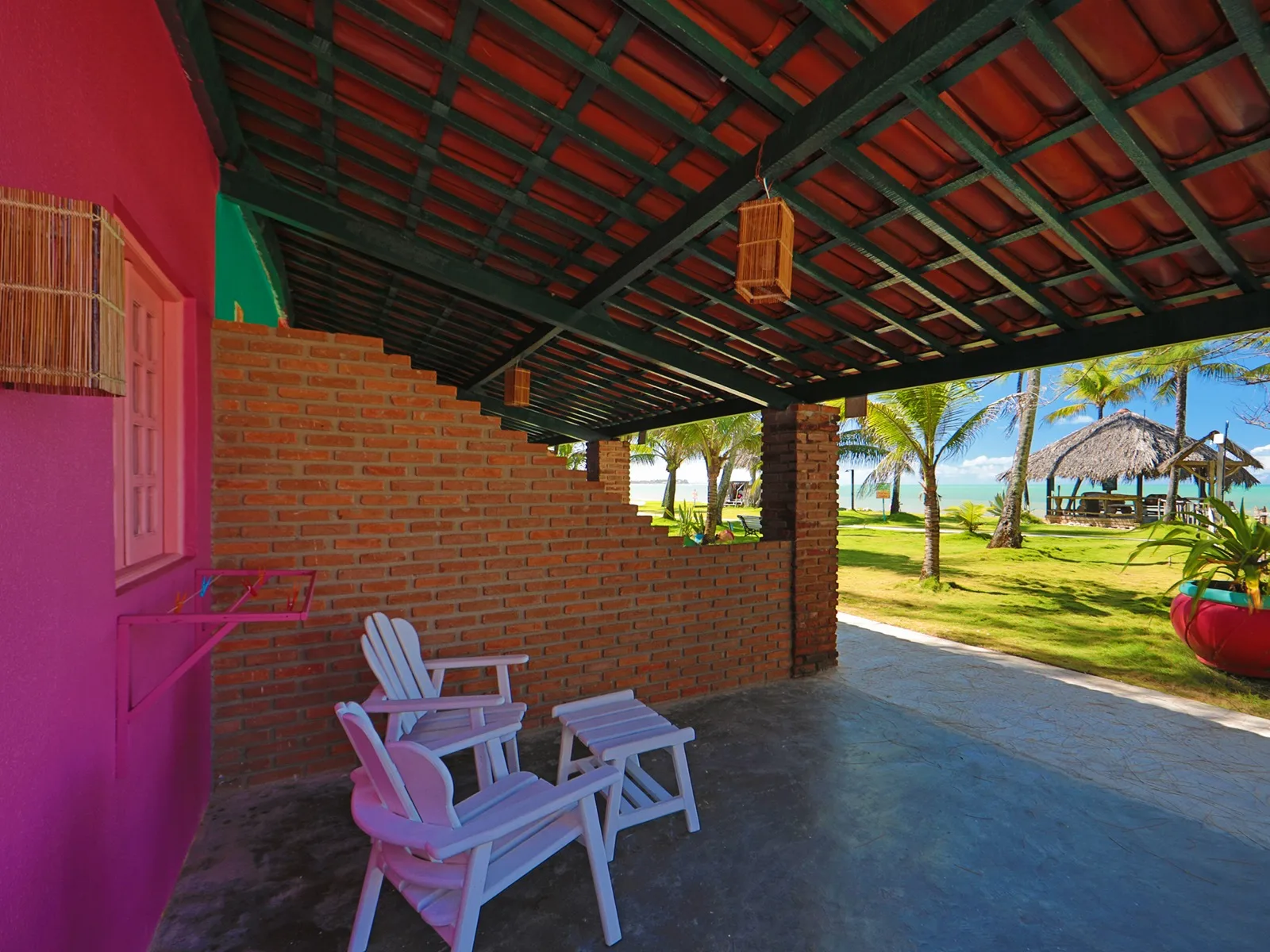 Duplo Econômico Vista Mar, varanda com cadeiras e vista para coqueiros e mar