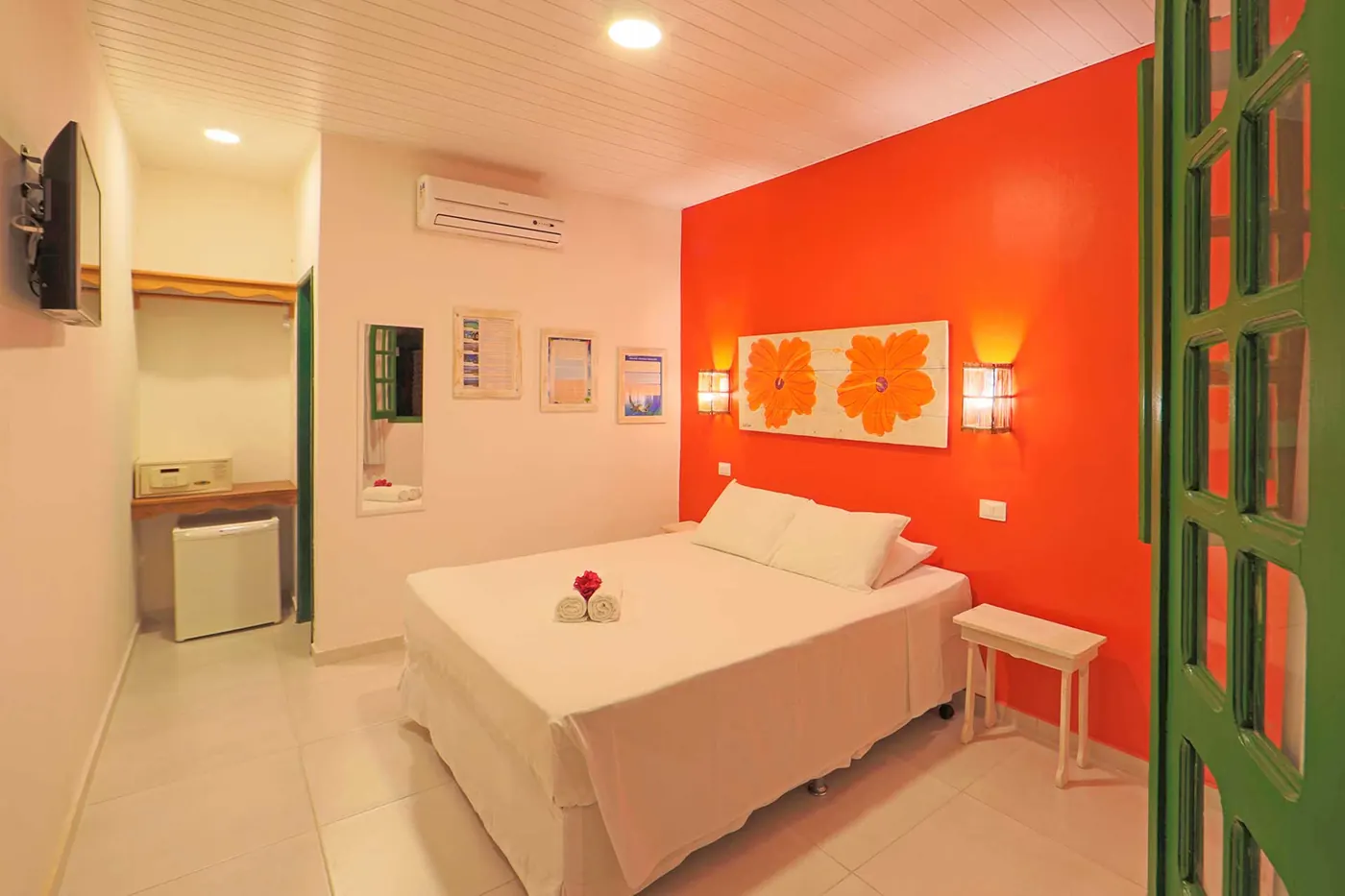 Duplo Econômico Vista Mar — quarto com parede laranja