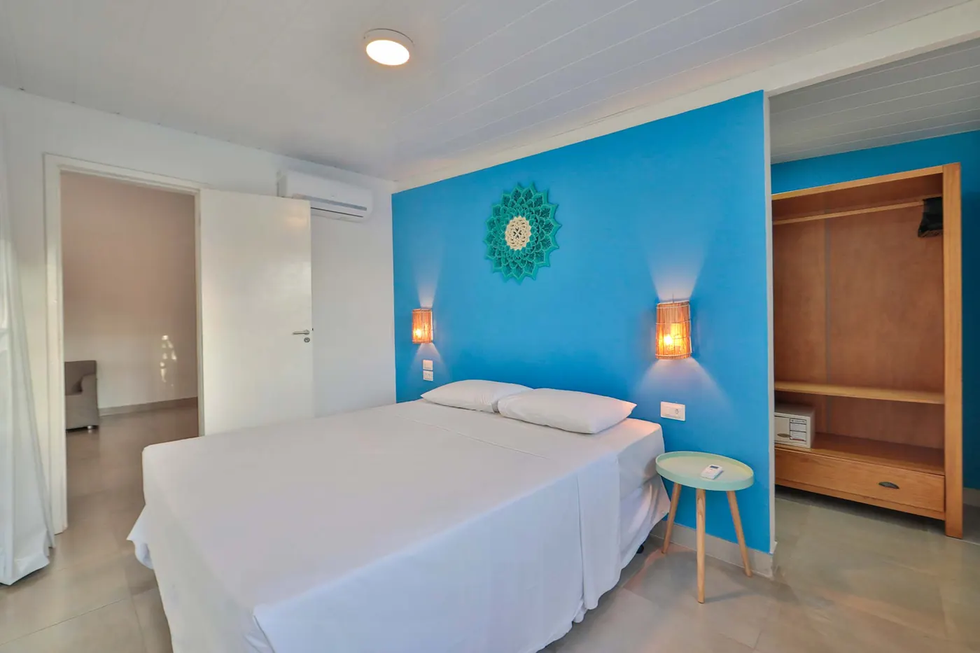Villa com Piscina Privativa — suíte com parede azul e mandala