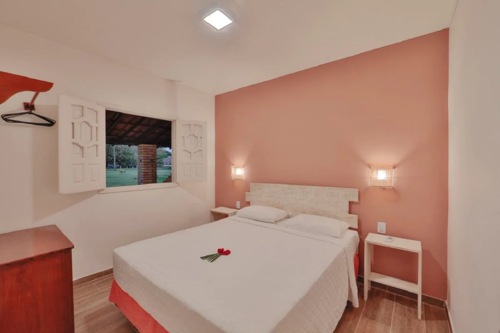 Família Econômico, quarto com cama de casal e janela com vista para a área da pousada