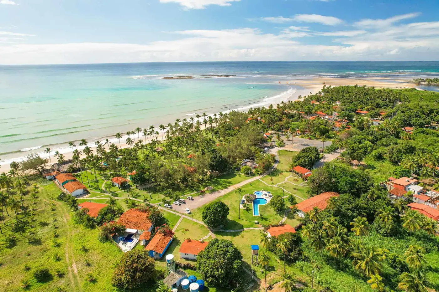 Villa com Piscina Privativa — vista aérea da pousada à beira-mar