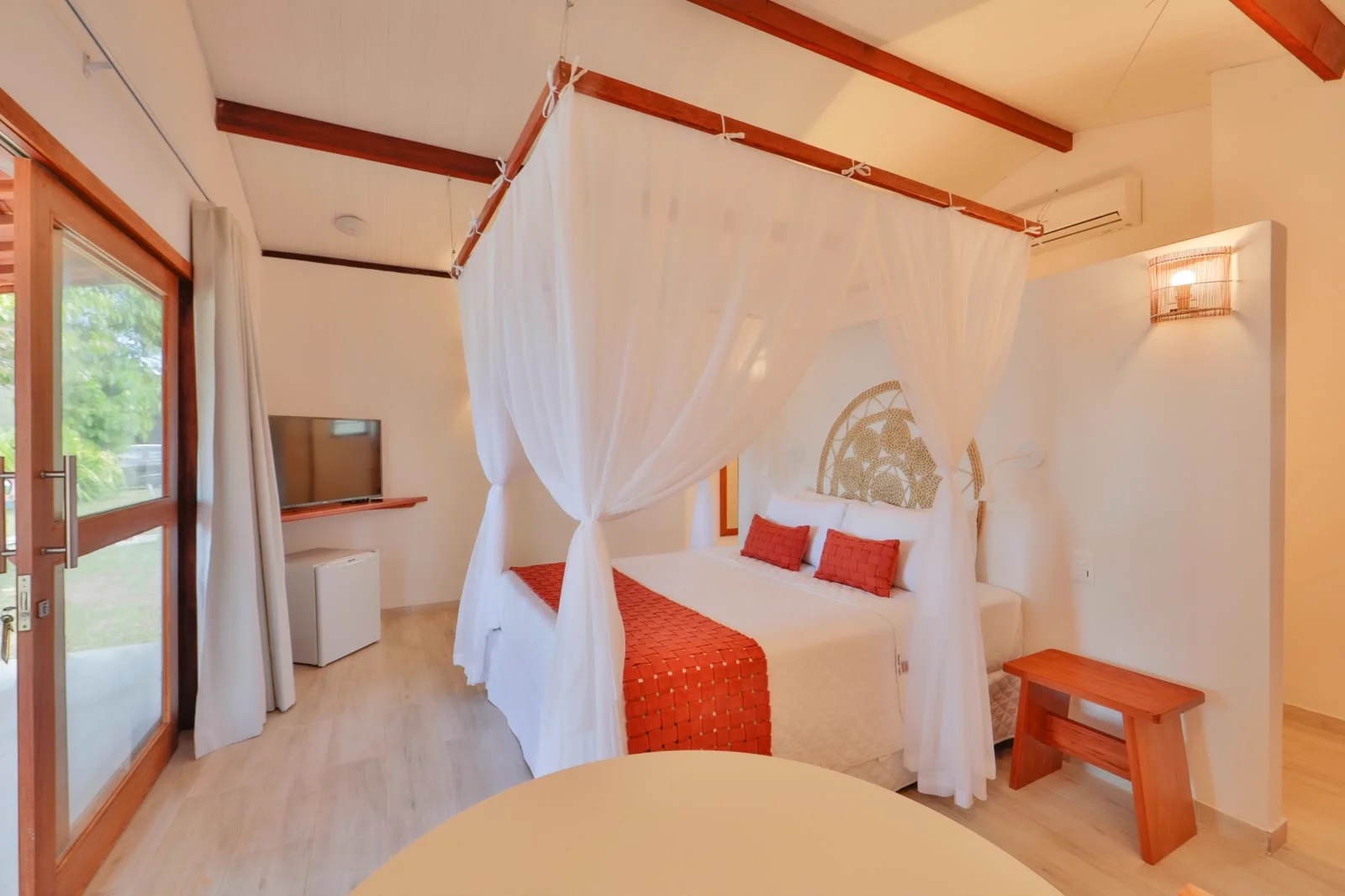 Bangalô Duplo Vista Parcial do Mar — quarto com saída para o jardim