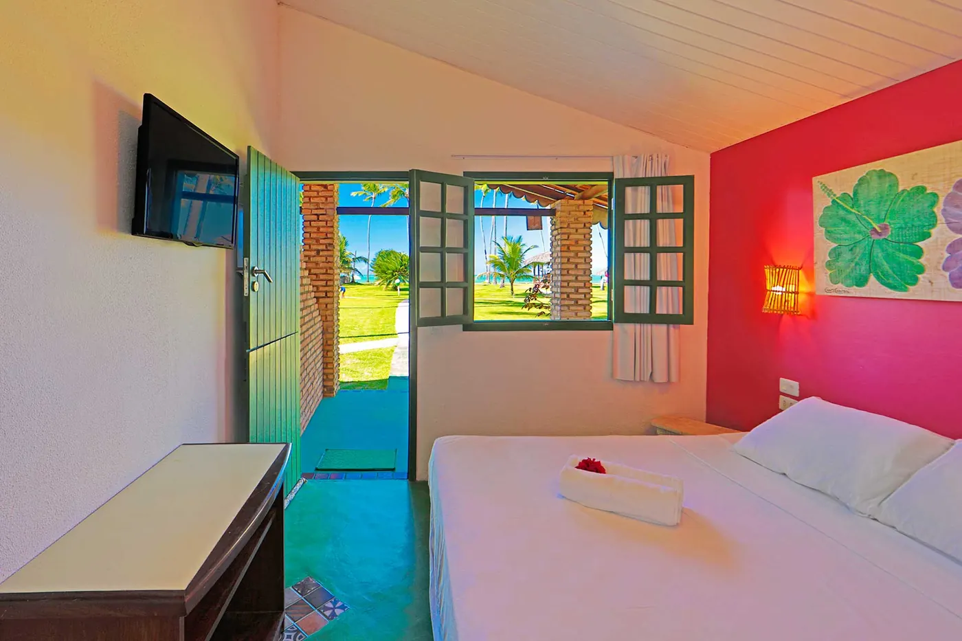 Duplo Econômico Vista Mar — quarto com porta verde e vista do jardim