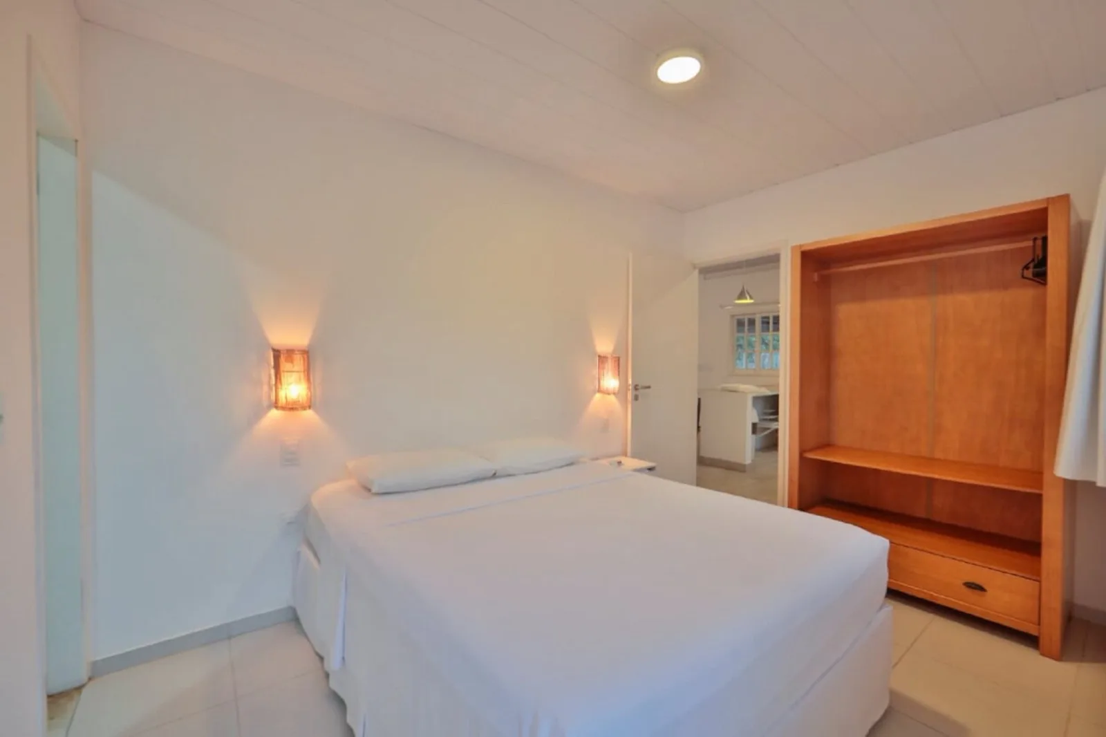 Villa com Piscina Privativa, segundo quarto com cama de casal e closet aberto de madeira