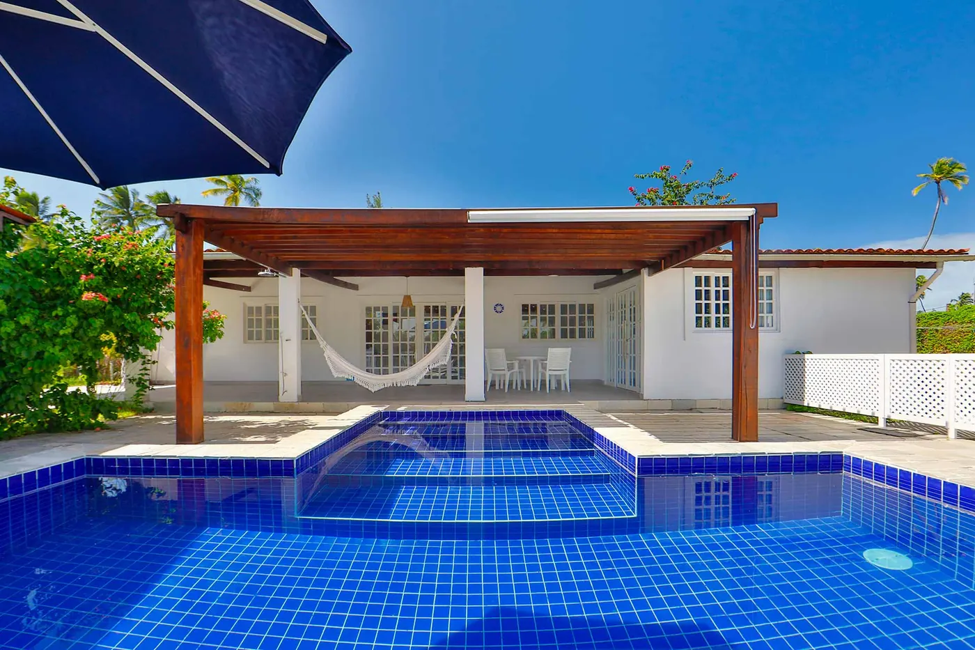 Villa com Piscina Privativa — fachada com pergolado e piscina