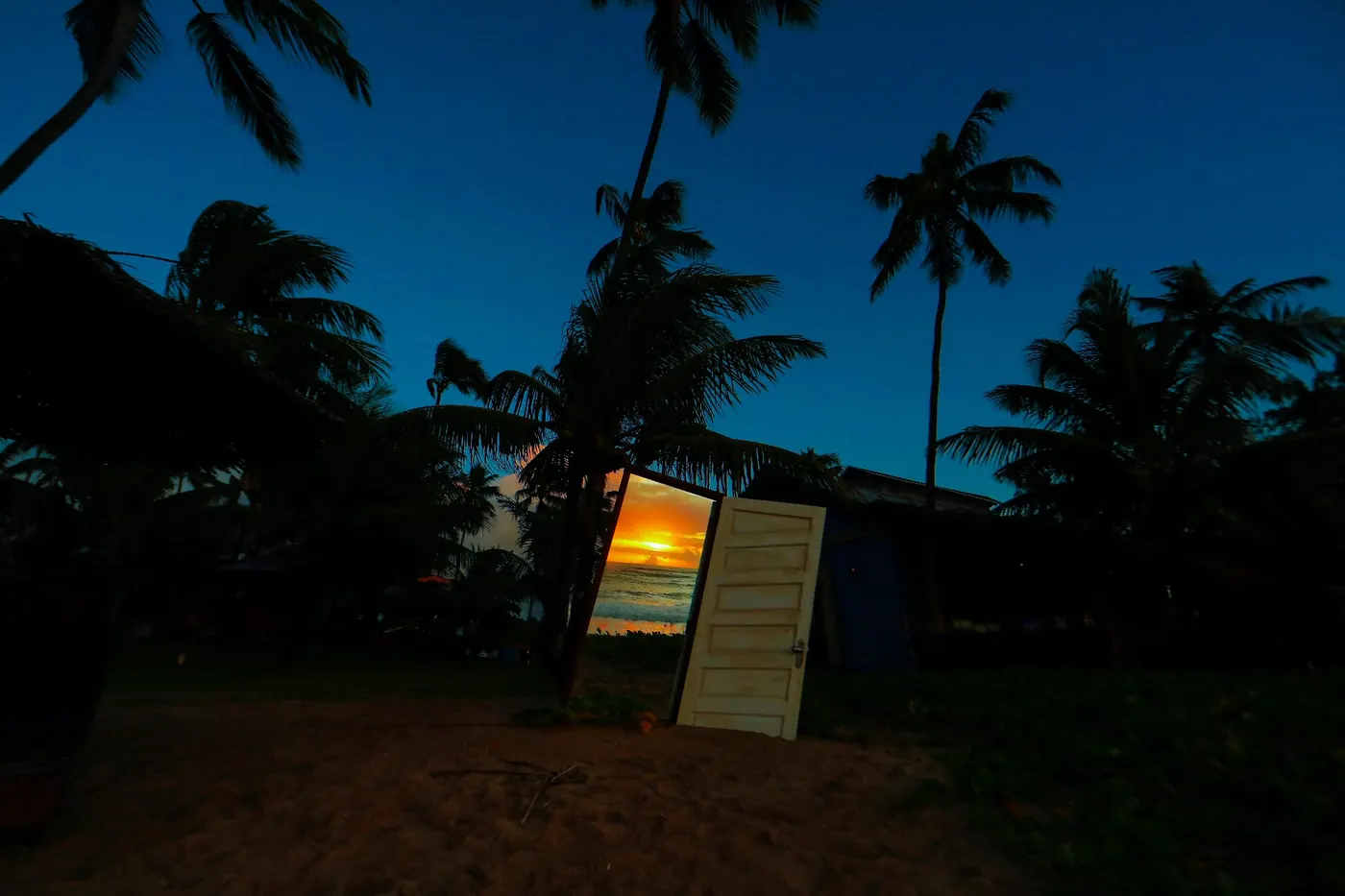 Porta do bangalô ao entardecer
