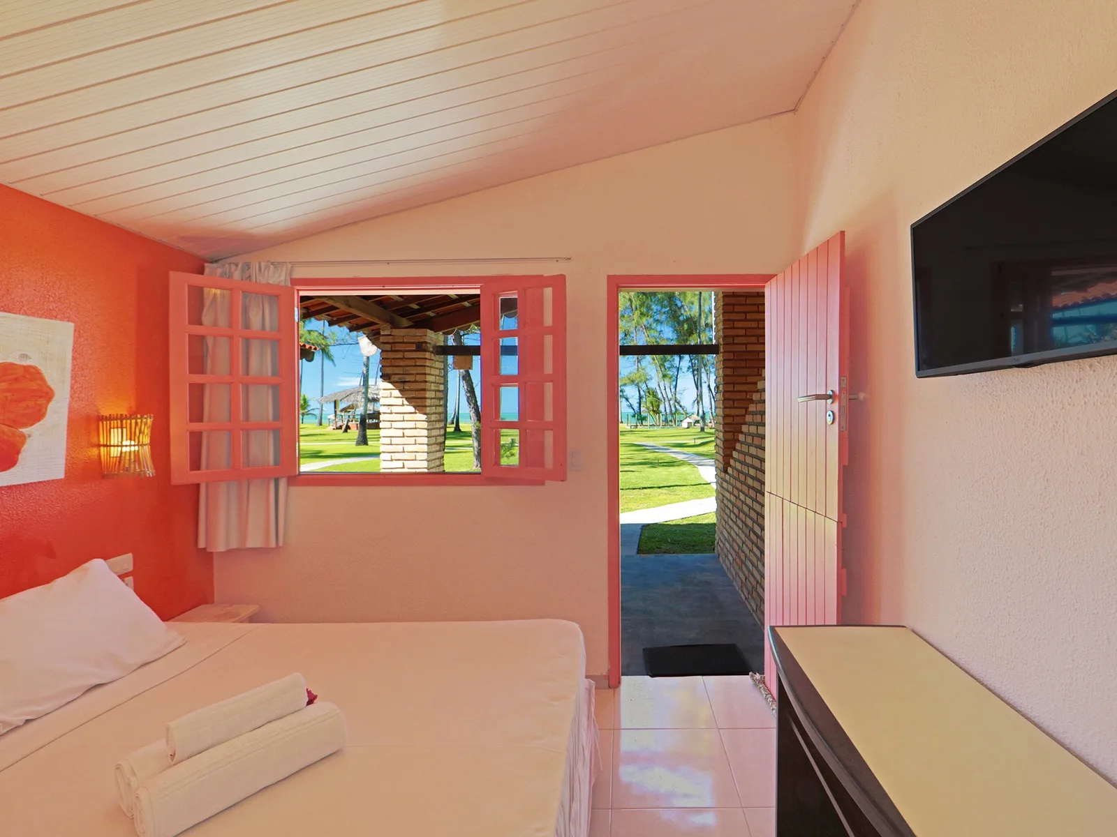 Duplo Econômico Vista Mar, quarto coral com janela aberta para o jardim e o mar