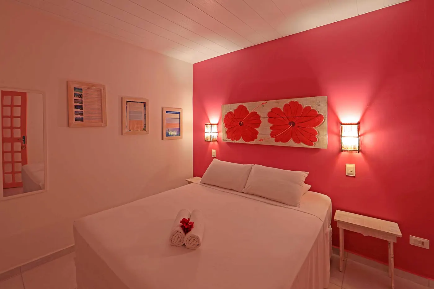 Duplo Econômico Vista Mar — quarto com parede vermelha