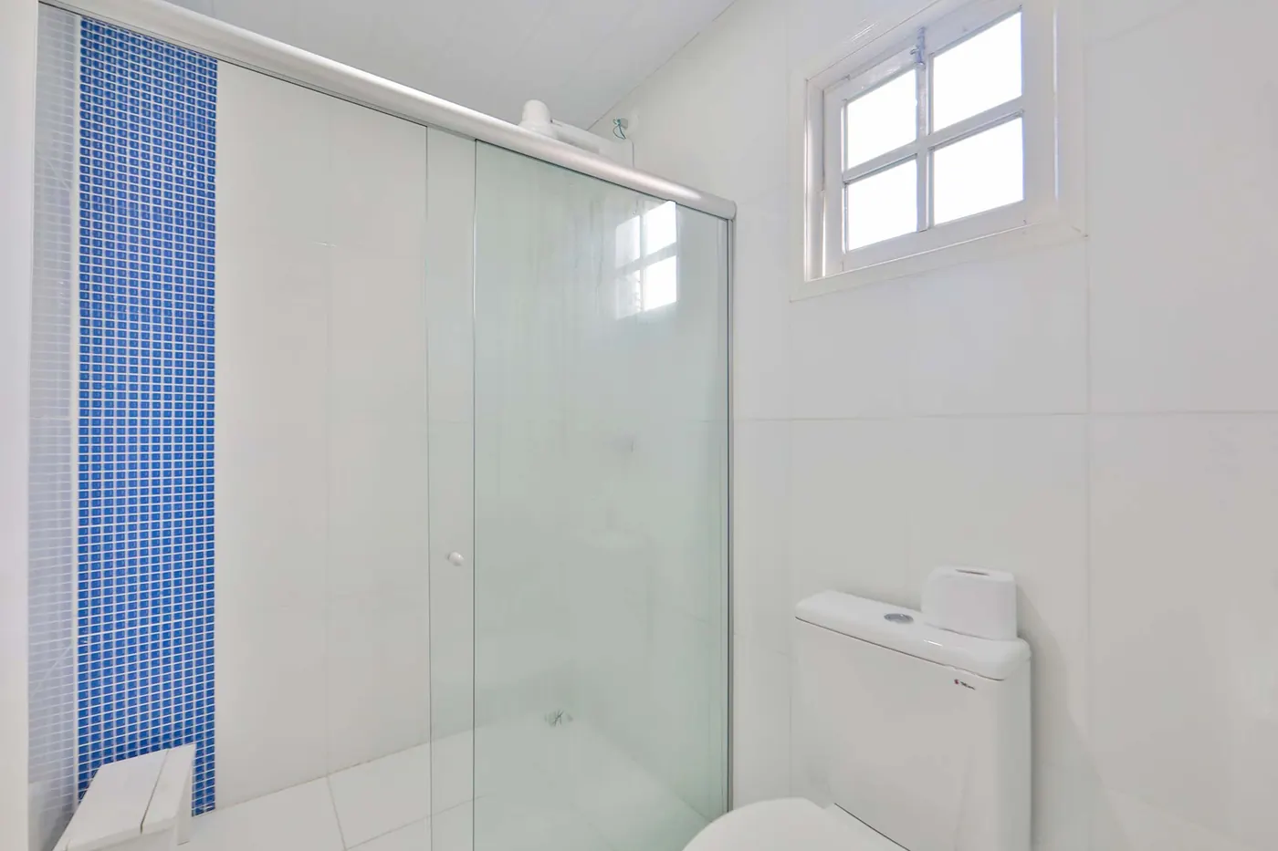 Villa com Piscina Privativa — segundo banheiro com mosaico azul