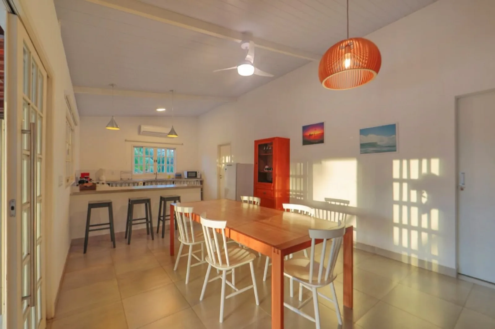 Villa com Piscina Privativa, cozinha americana e mesa de jantar de madeira para seis pessoas