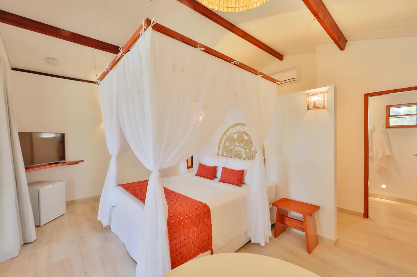 Bangalô Duplo Vista Parcial do Mar — cama queen com dossel branco e detalhes em madeira