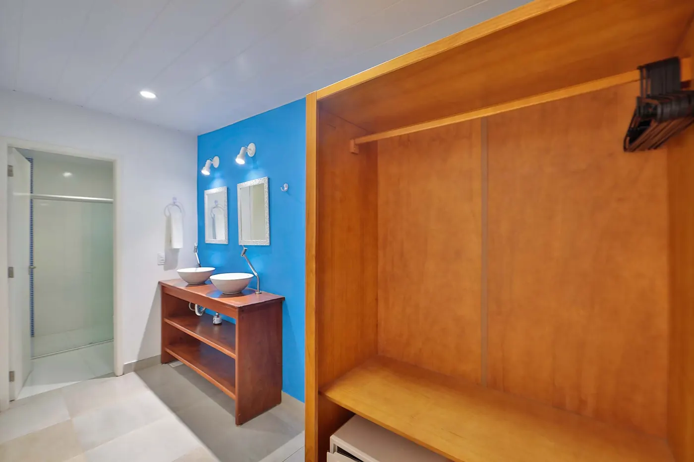 Villa com Piscina Privativa — banheiro com duas cubas e closet