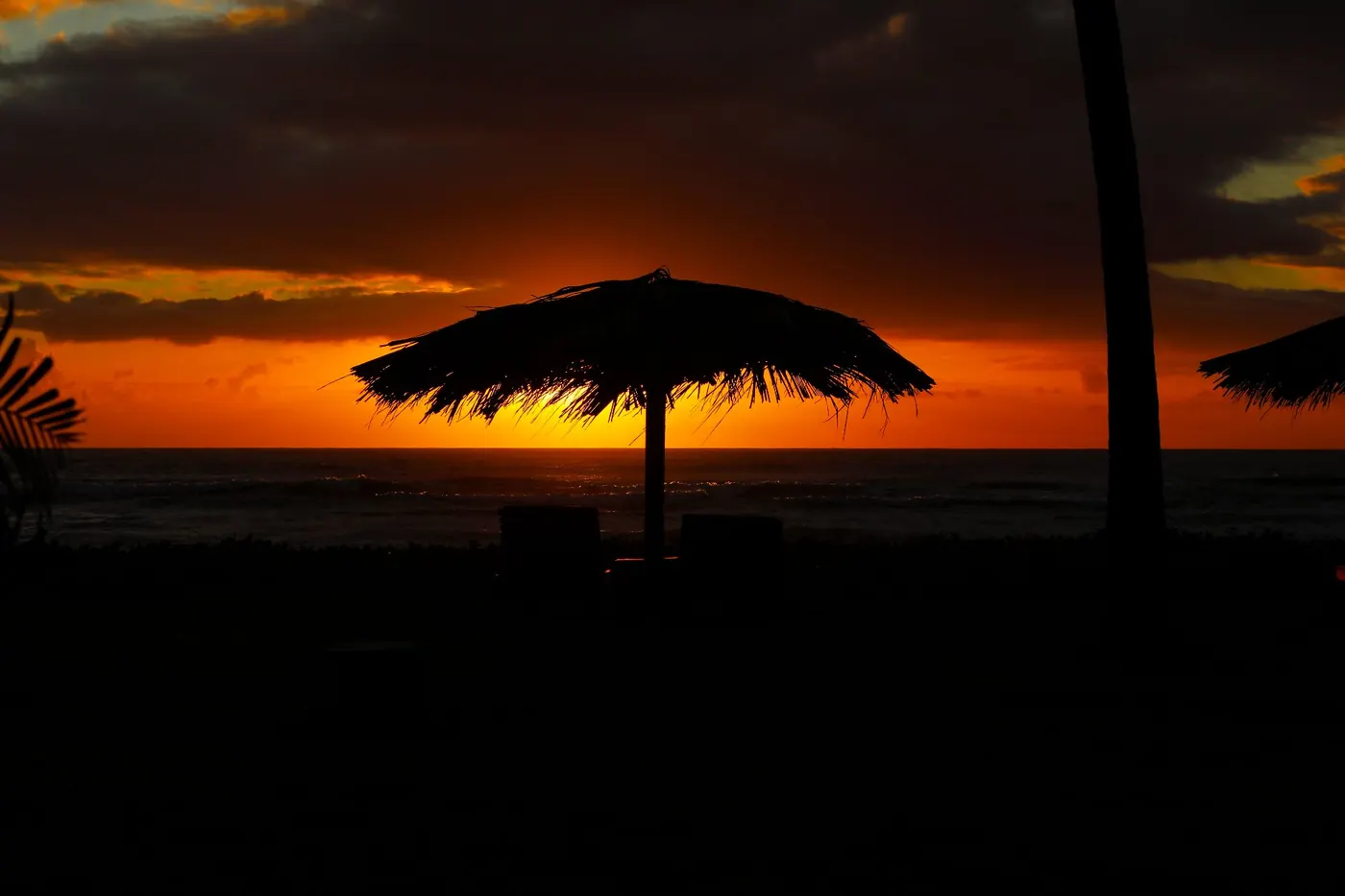 Pôr do sol sob o ombrelone
