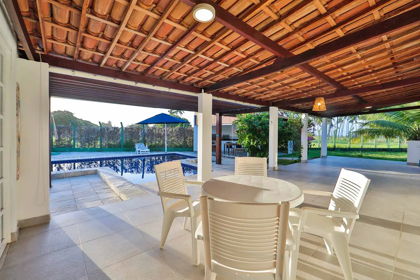 Villa com Piscina Privativa — área gourmet sob telhado de telhas