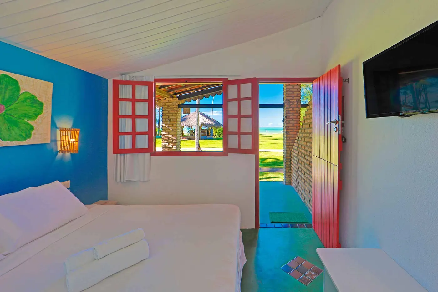 Duplo Econômico Vista Mar — quarto com porta aberta para o mar