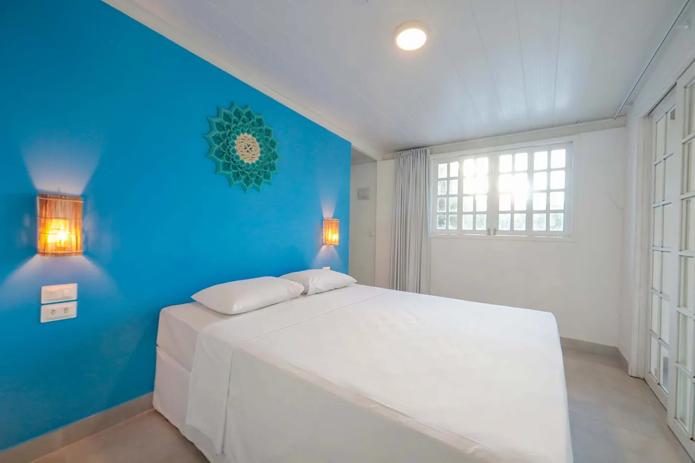 Villa com Piscina Privativa — suíte com parede azul e cama de casal
