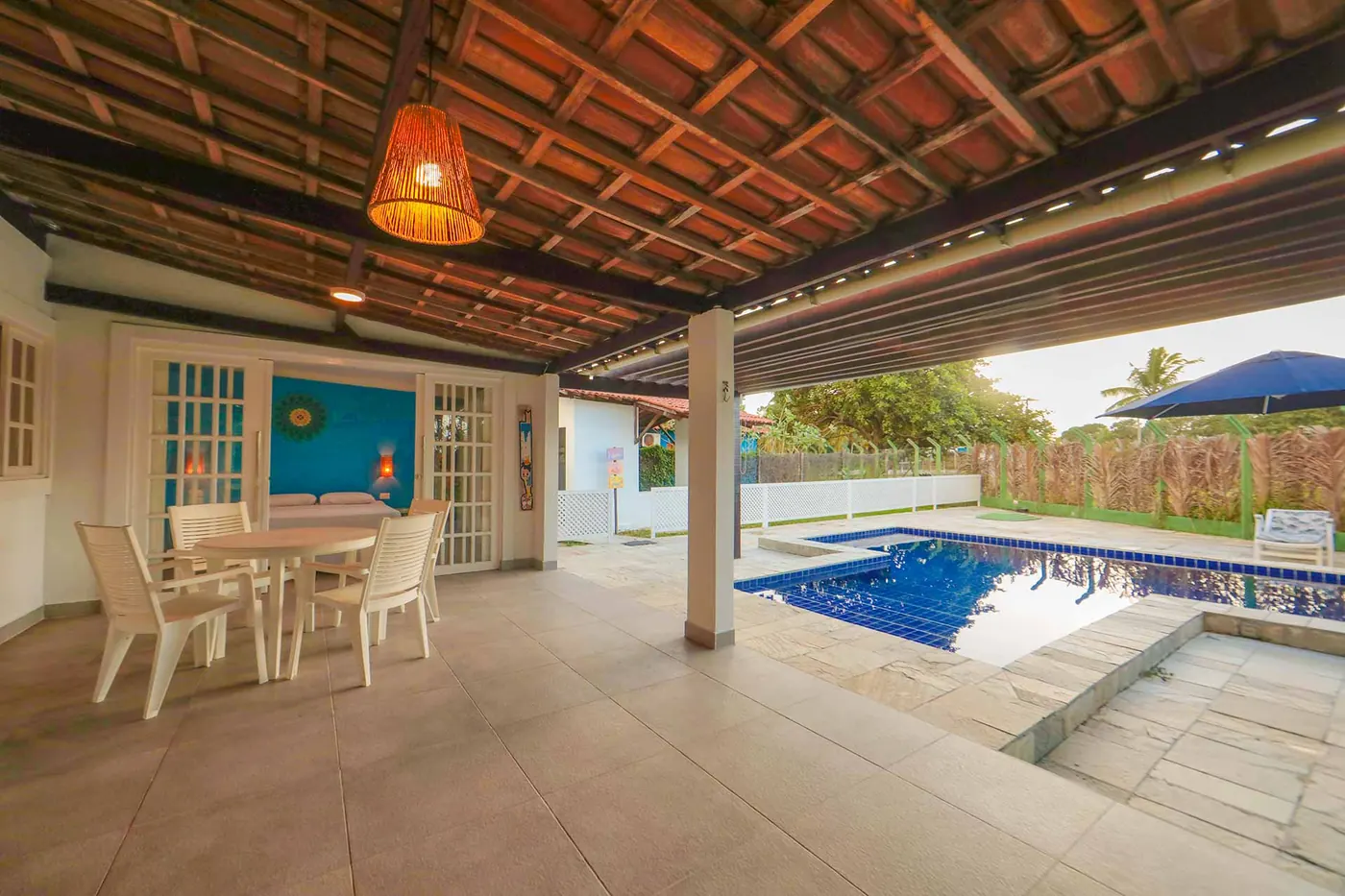 Villa com Piscina Privativa — varanda coberta com vista para a piscina