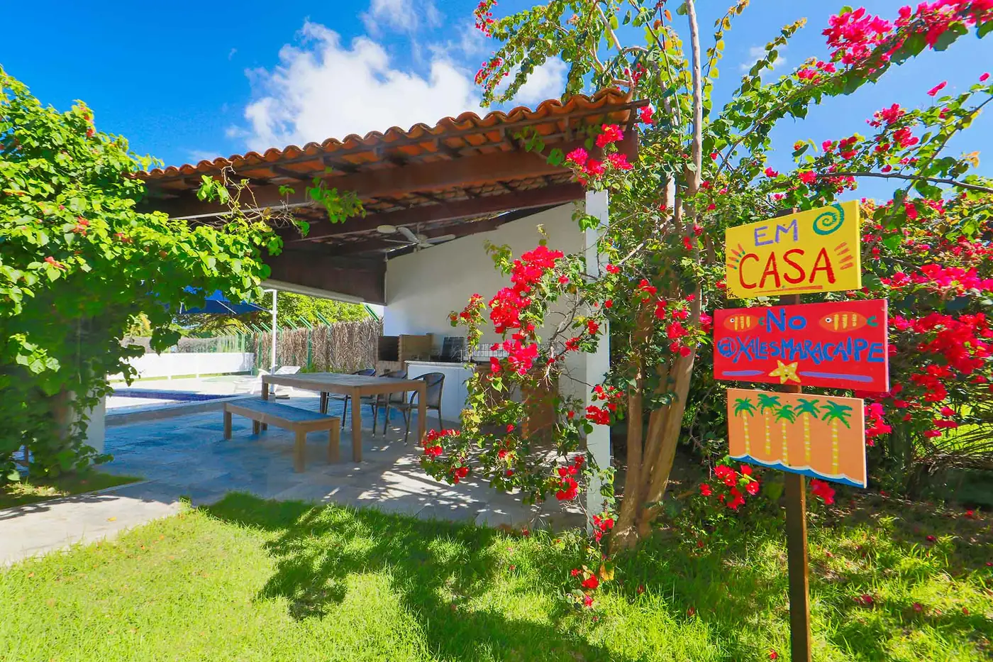 Villa com Piscina Privativa — jardim florido na entrada da villa