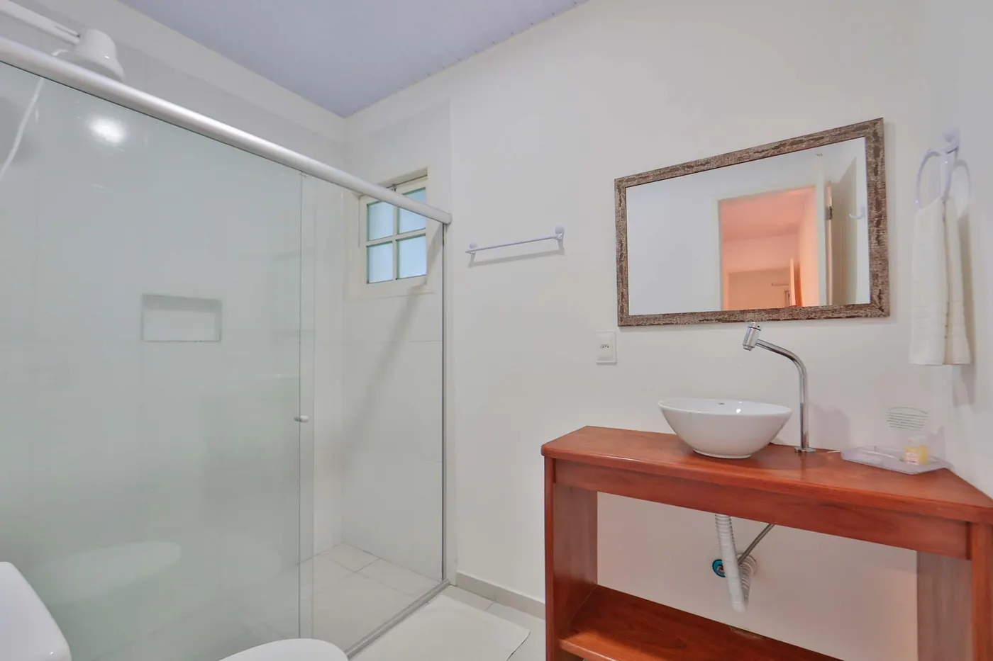 Villa com Piscina Privativa — banheiro branco com cuba sobre madeira