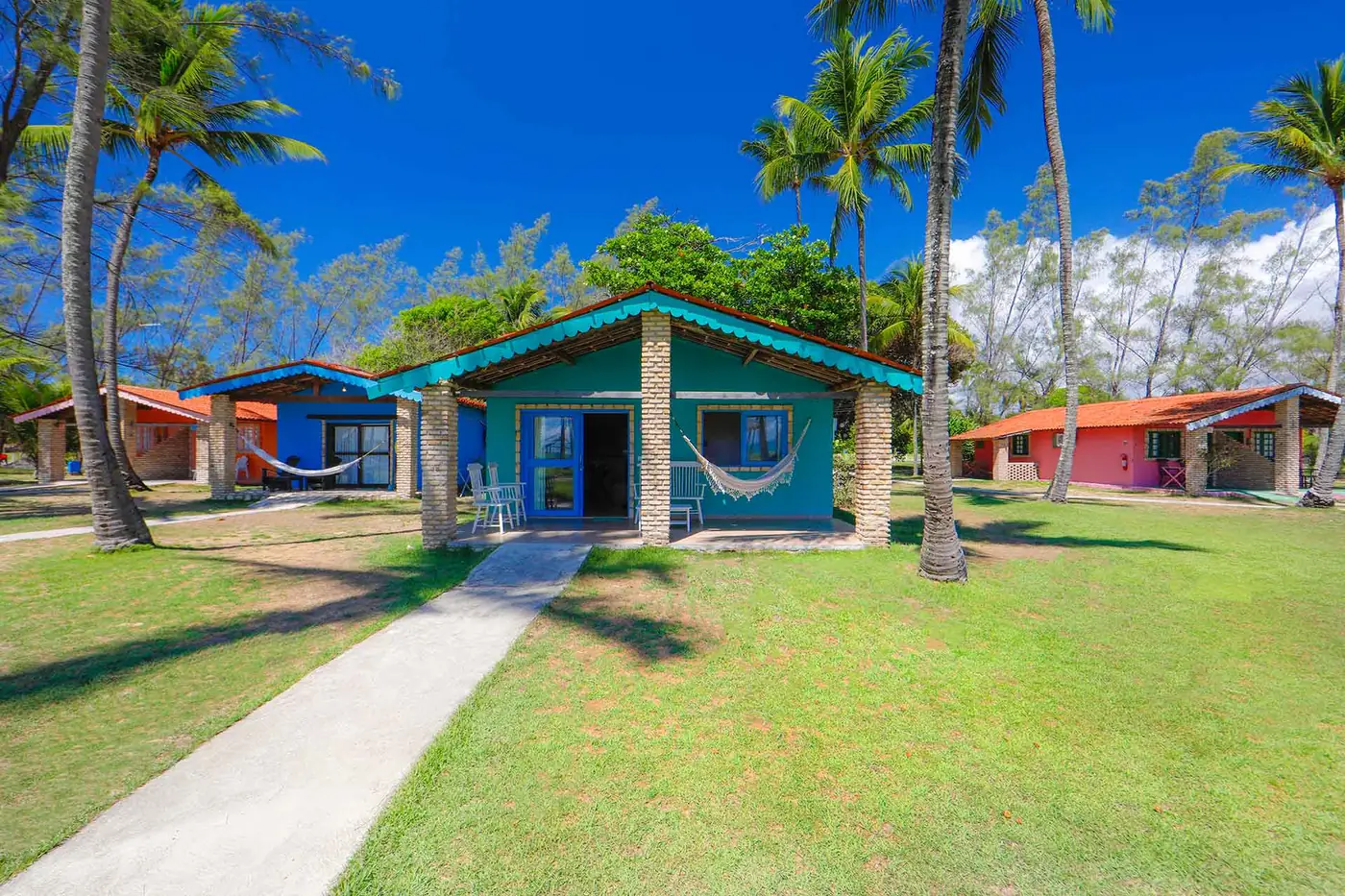 Fachada da Casa com Vista Mar entre coqueiros, com varanda e redes