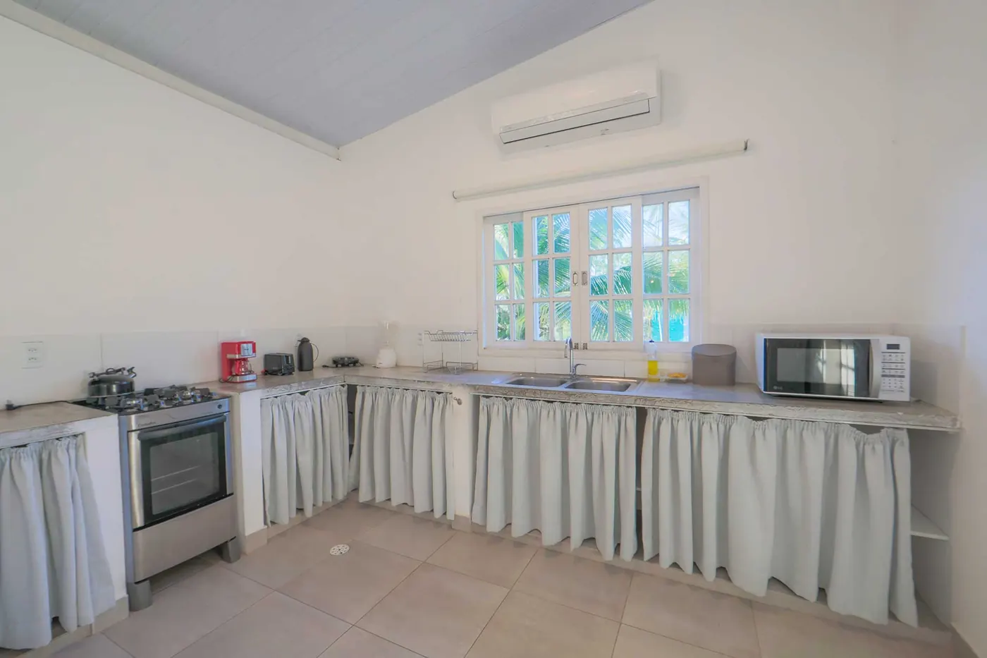 Villa com Piscina Privativa — cozinha equipada e iluminada