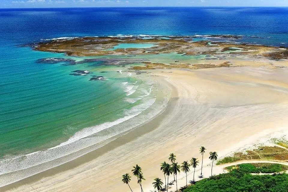 Vista aérea da praia com piscinas naturais