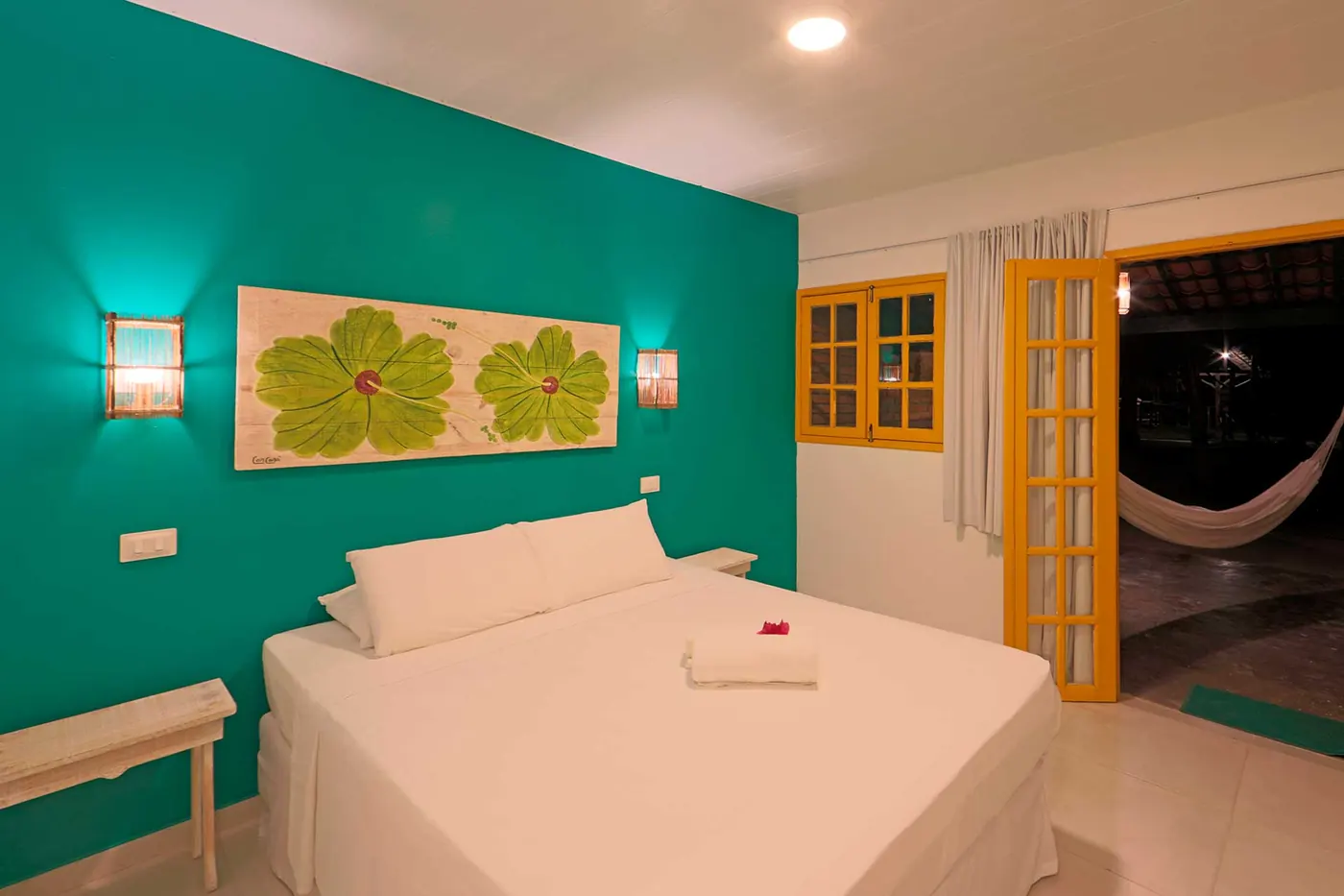 Duplo Econômico Vista Mar — quarto com parede verde-mar