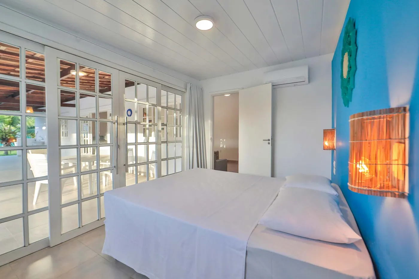 Villa com Piscina Privativa — quarto com porta de vidro para a varanda