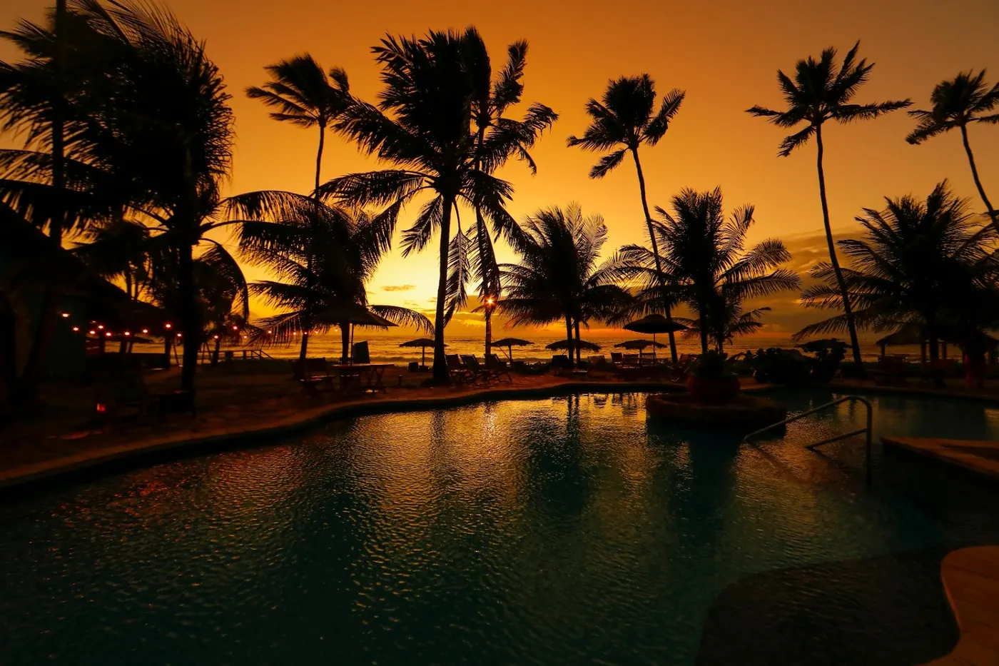 Piscina ao pôr do sol
